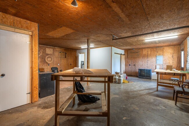Building Photo - Country home equipped for on-site business!