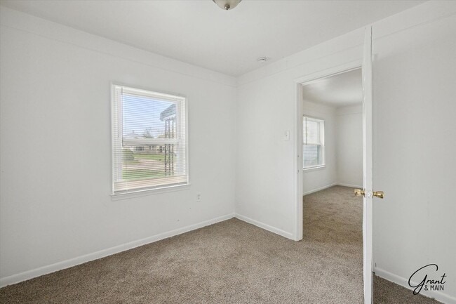 Building Photo - $1200 Warren bungalow