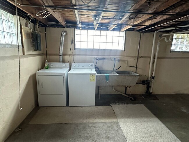 Building Photo - Newly Renovated 3 Bedroom Home