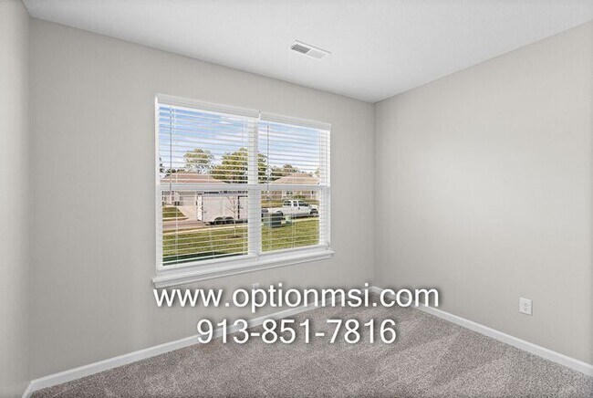 Building Photo - Fresh 3 Bedroom, 2 Bathroom Half Duplex
