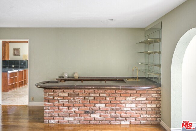 Building Photo - 8300 Regis Way