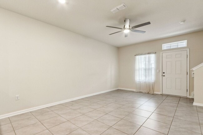 Building Photo - Nearly New 2BR/2.5BA Townhome – Great Loca...
