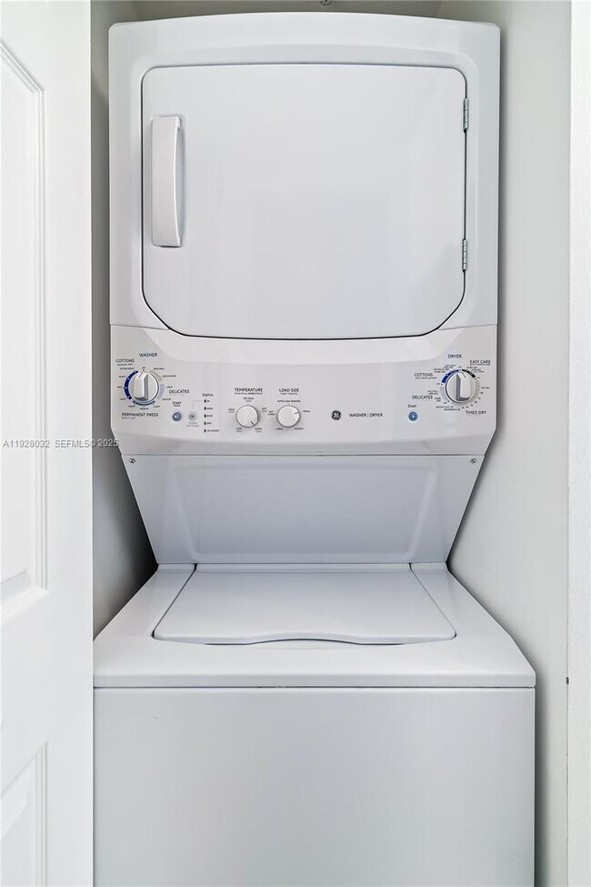 Building Photo - 17150 N Bay Rd