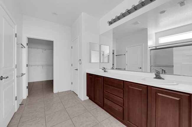 Building Photo - Huge 2 bedroom, 2 bath house with a Den on...