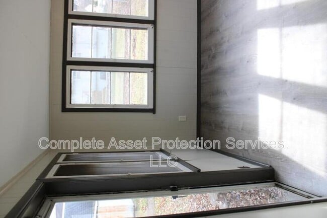 Building Photo - 306 Chestnut St