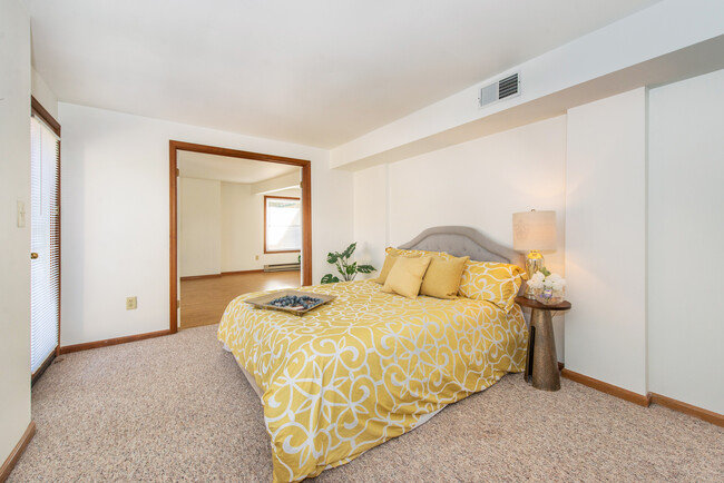 ground floor bedroom with walk-in closet - 21 Springfield Ave