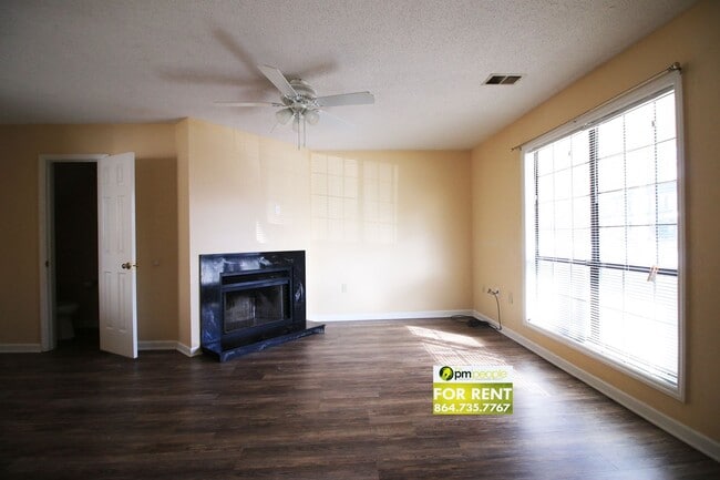 Building Photo - Convenient location