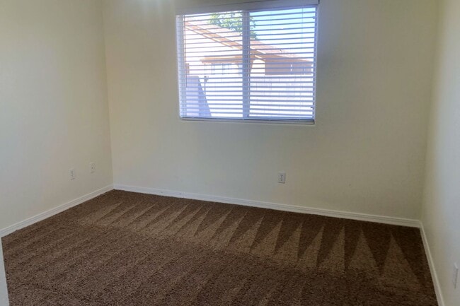 Building Photo - Coming Soon!  Beautifully Updated Home with Screened Porch Retreat