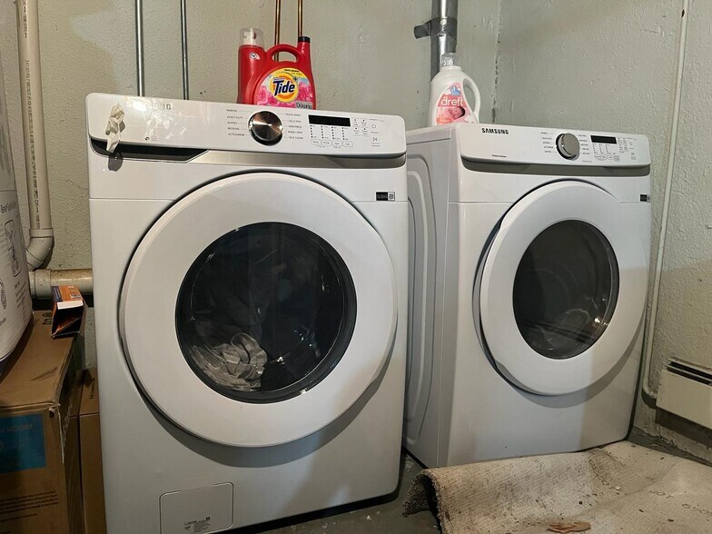 Building Photo - 1968 Axtell Dr