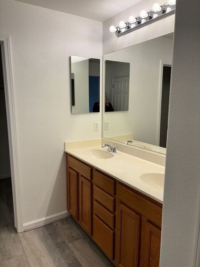 Building Photo - BEAUTIFUL, SPACIOUS,  4 BEDROOM, 2 BATHROO...