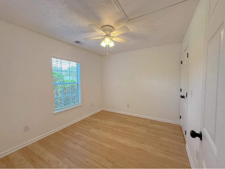 Building Photo - 7352 Suncatcher Dr