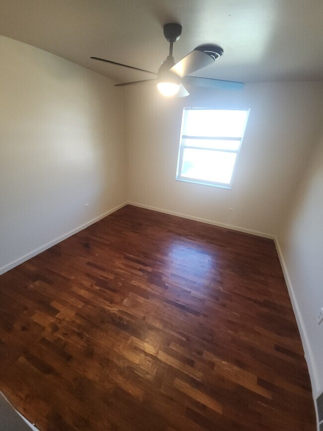 Building Photo - 9921 Sloane Square