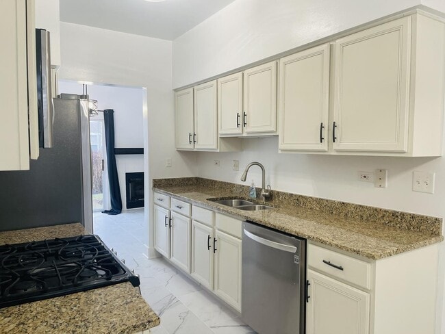 Building Photo - 2813 Powell Ct