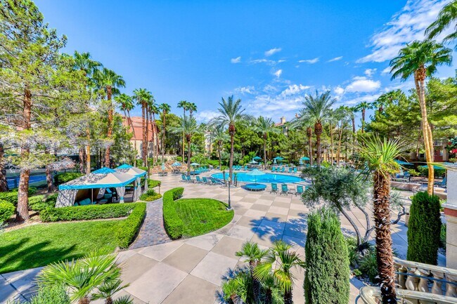 Building Photo - Meridian FURNISHED 2 BDR /2 BATH Luxury Condo - RESORT STYLE LIVING, 1-1/2 Blocks From The Heart ...