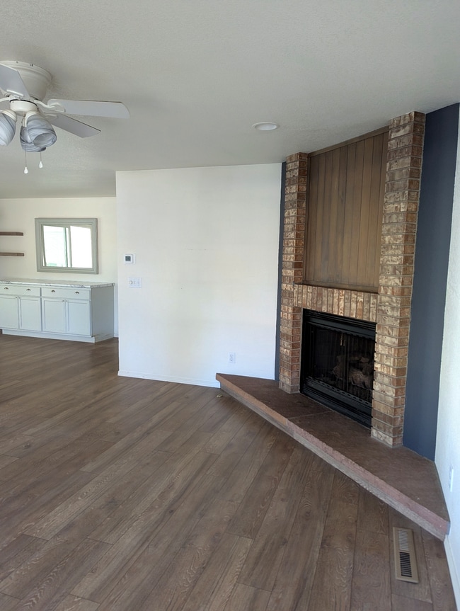 Building Photo - 2049 Kent Ct