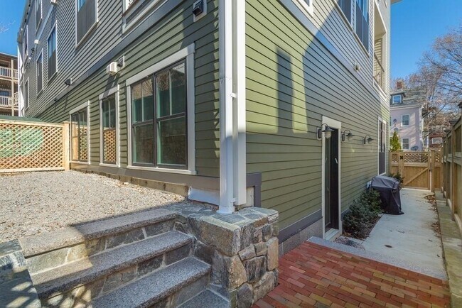 Building Photo - 65 Green St