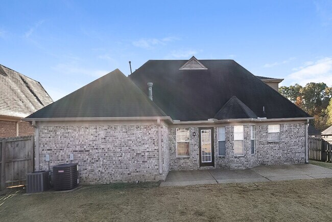 Building Photo - 78 Wren St