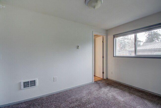 Building Photo - 3 bedroom/3 Bathroom House- In Town with Large yard