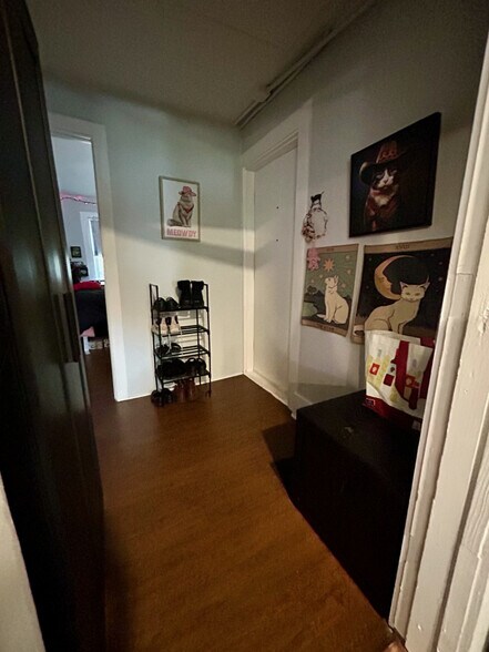 Foyer - 404 Jagoe St