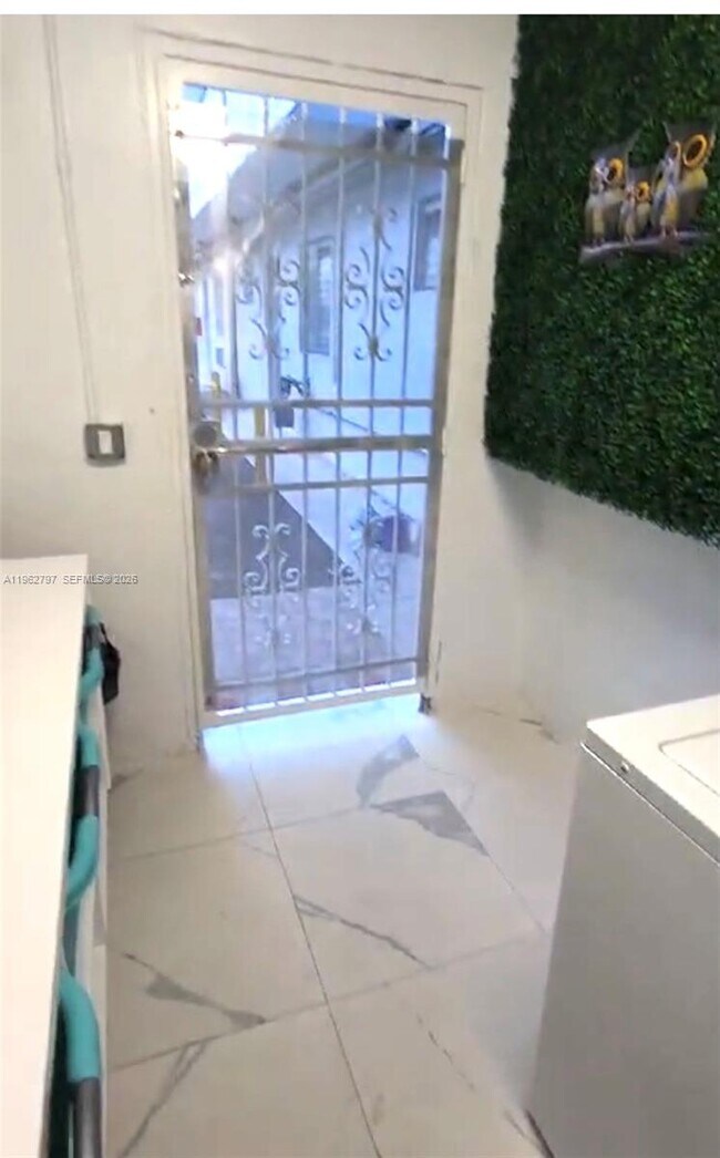 Building Photo - 2101 Normandy Dr