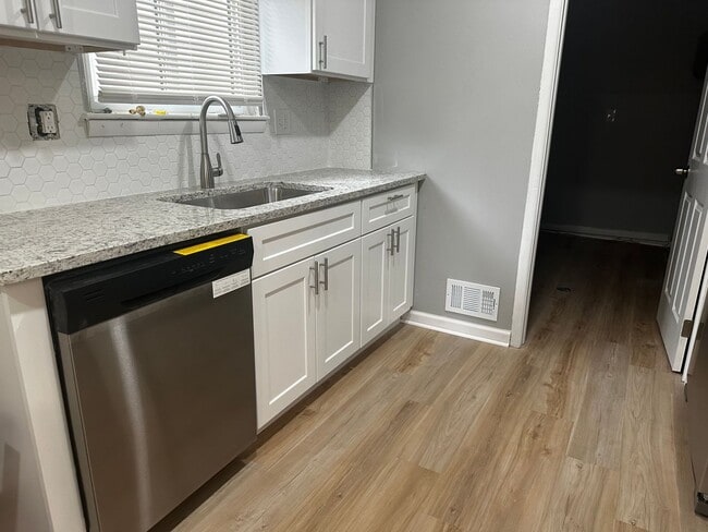 Building Photo - 3 Bedroom Home In Harper Woods