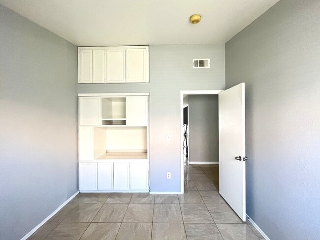 Building Photo - 3-Bedroom, 2-Bath House - Las Vegas, NV