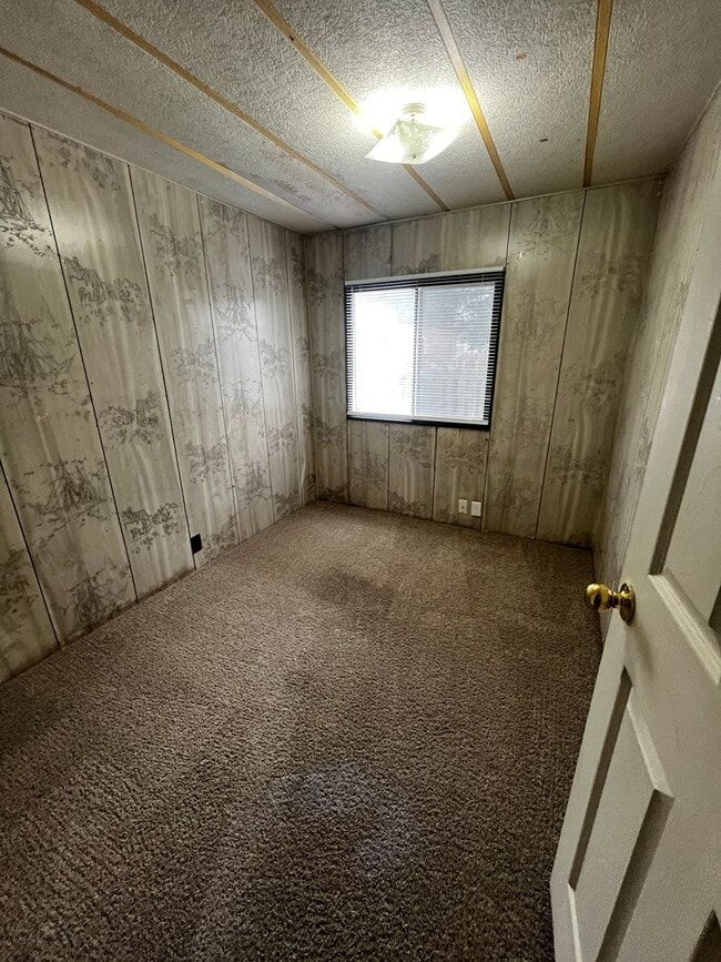 Building Photo - 3 Bedroom 2 Bathroom