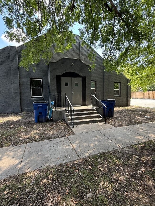 Building Photo - Beautiful 3 Bedroom, 2 Bathroom Quadplex N...
