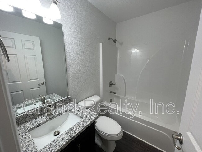 Building Photo - 6217 Fox Run St