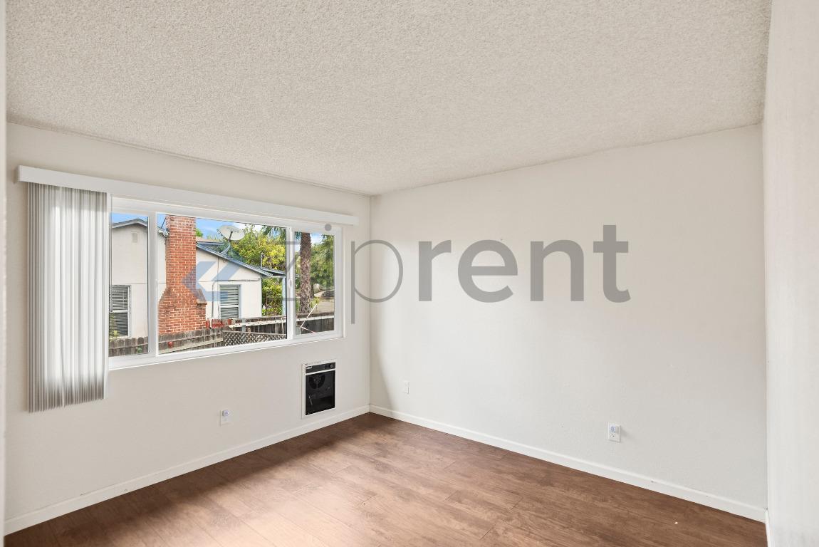 Building Photo - Unit 4