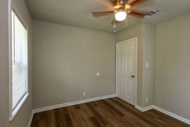 Building Photo - Beautiful 2 Bedroom / 1 Bathroom home in B...