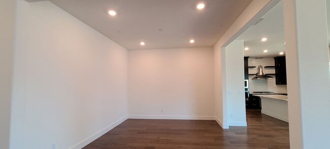 Building Photo - Stunning home with luxurious wood floor and beautiful spacious yard