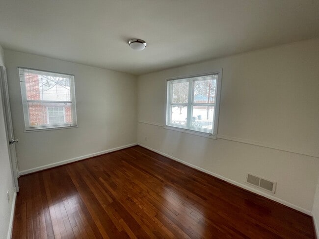 Building Photo - A 2 Bedroom Plus Den 1 Bath Brick Home Just Off Connecticut Ave. in Silver Spring