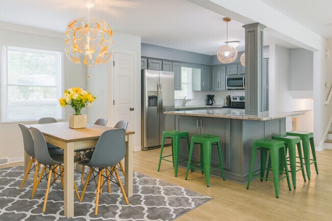 Building Photo - 8800 Nightingale Ln