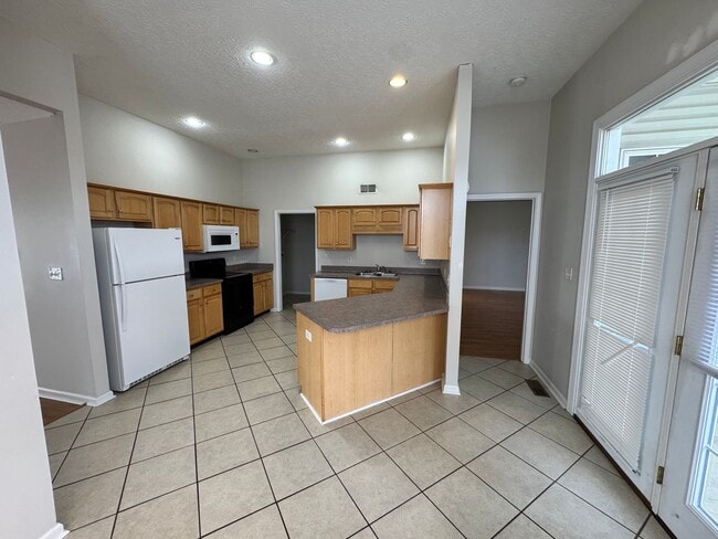 Building Photo - Comfortable 2-Bed, 2-Bath Home