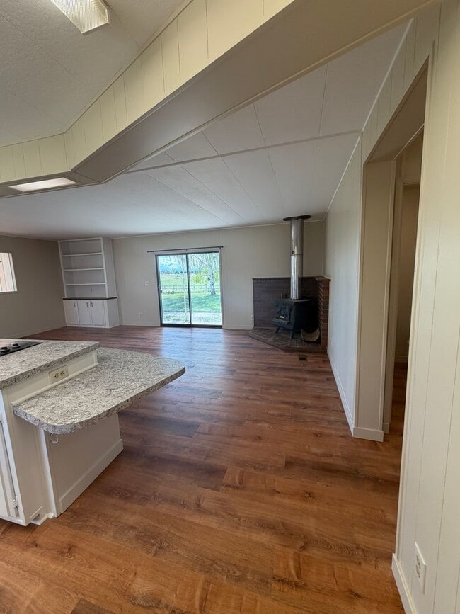 Building Photo - 3 Bedroom, 2.5 Bath - Three Bay garage