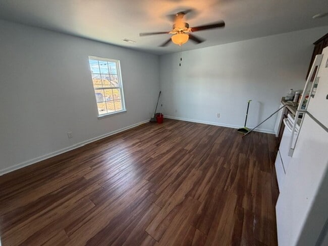 Building Photo - 3 Bedroom 2 Bathroom in a Tri-plex