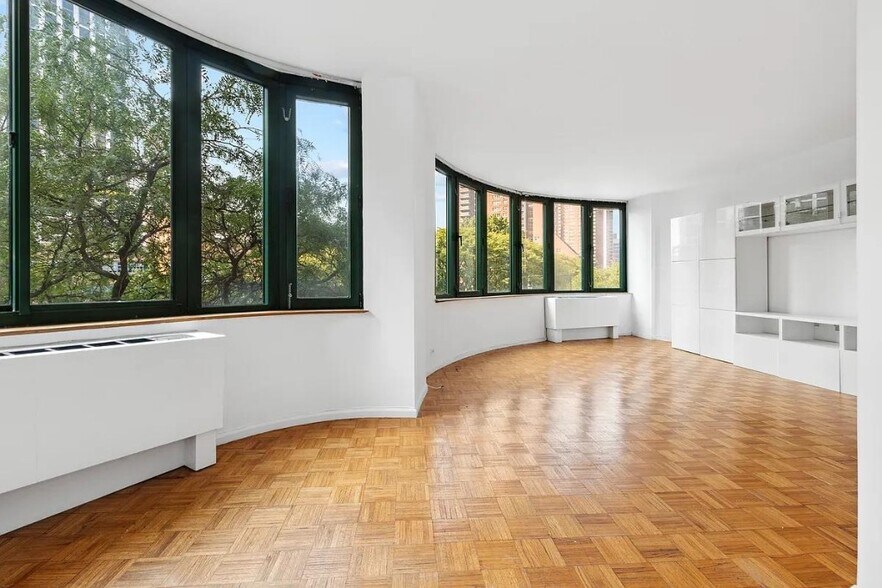 Primary Photo - 295 Greenwich St