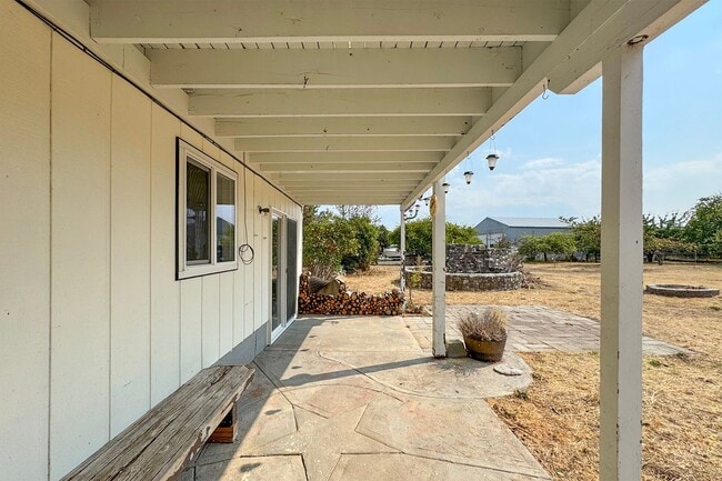 Building Photo - Large Home on Large Lot in Sequim