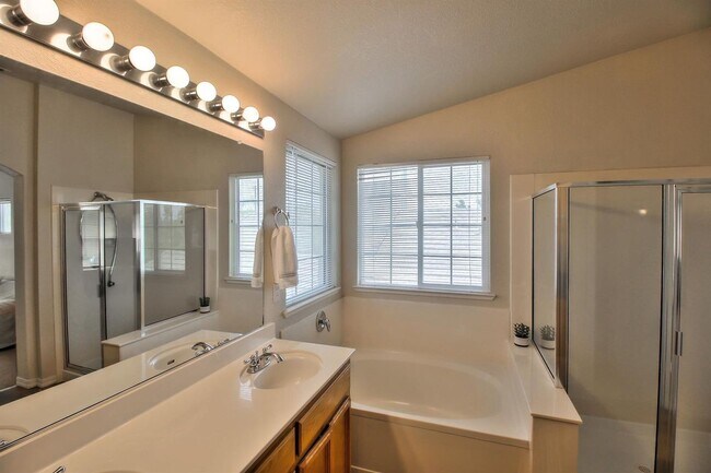 Building Photo - 4 Bedroom Home in the heart of Roseville! ...