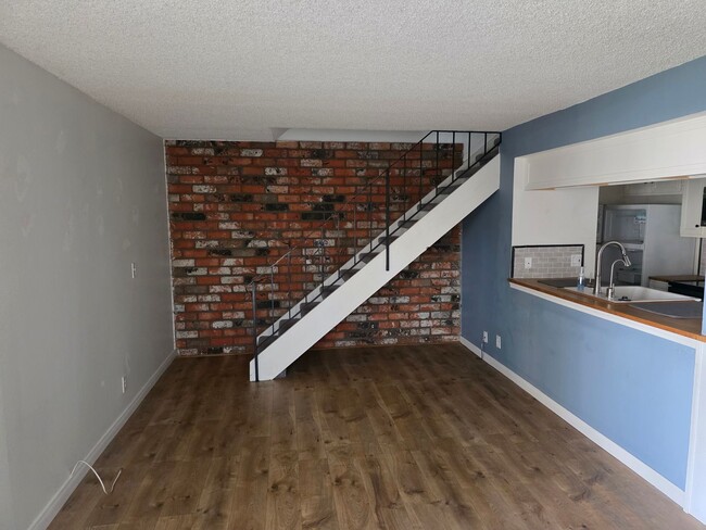 Building Photo - Lovely 2 bedroom condominium townhouse