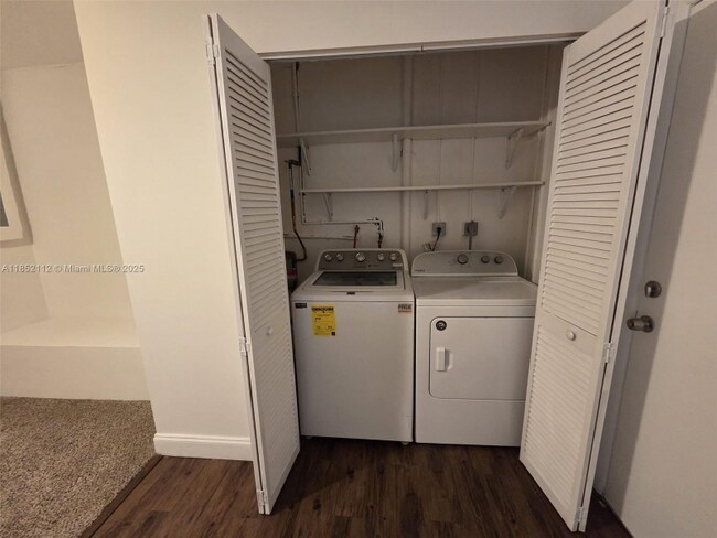 Building Photo - 9430 S Meadows Cir