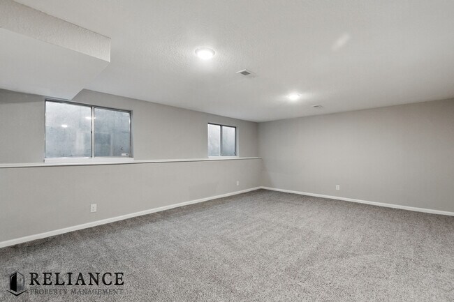 Building Photo - 8712 Lakeland Cir