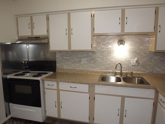 Building Photo - COMING SOON! Updated 2 bed 1 bath Condo