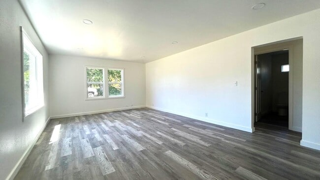 Building Photo - 829 WA-4