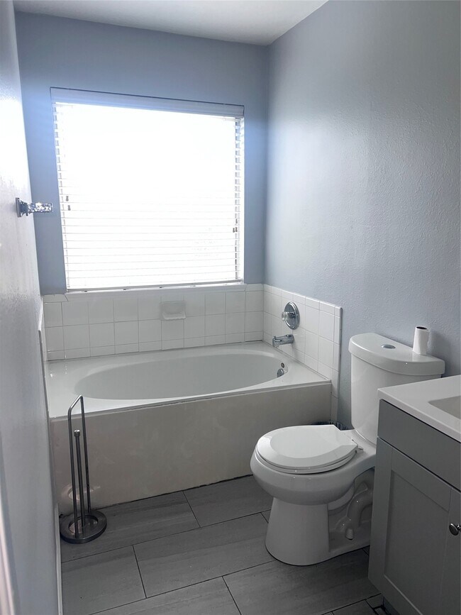 Building Photo - 15327 Summerlyn Point Ln