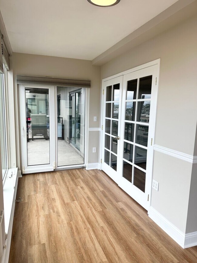 Building Photo - 2-bed, 2-bath Condo with Sweeping Views of City and Space Needle!