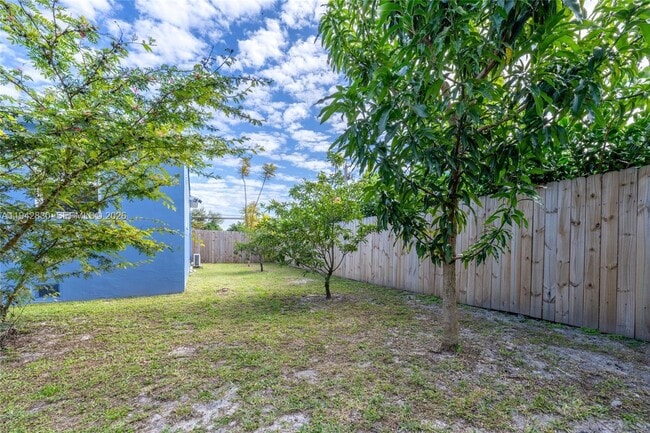 Building Photo - 320 S 28th Ave