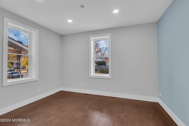 Building Photo - 922 4th Ave