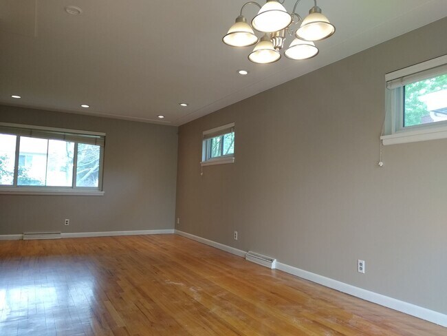 Building Photo - Stunning 4 bedroom 2 bath Virginia Village...